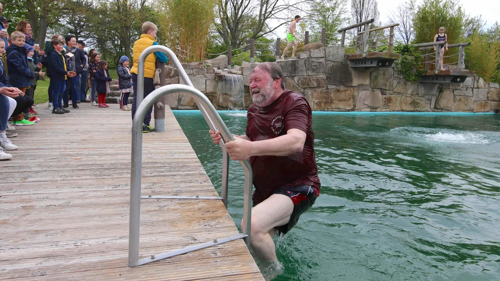 Steigt aus dem Becken: Ortsbürgermeister Rolf Hoch bei kühlen Temperaturen im vergangenen Jahr. (Foto: tau)