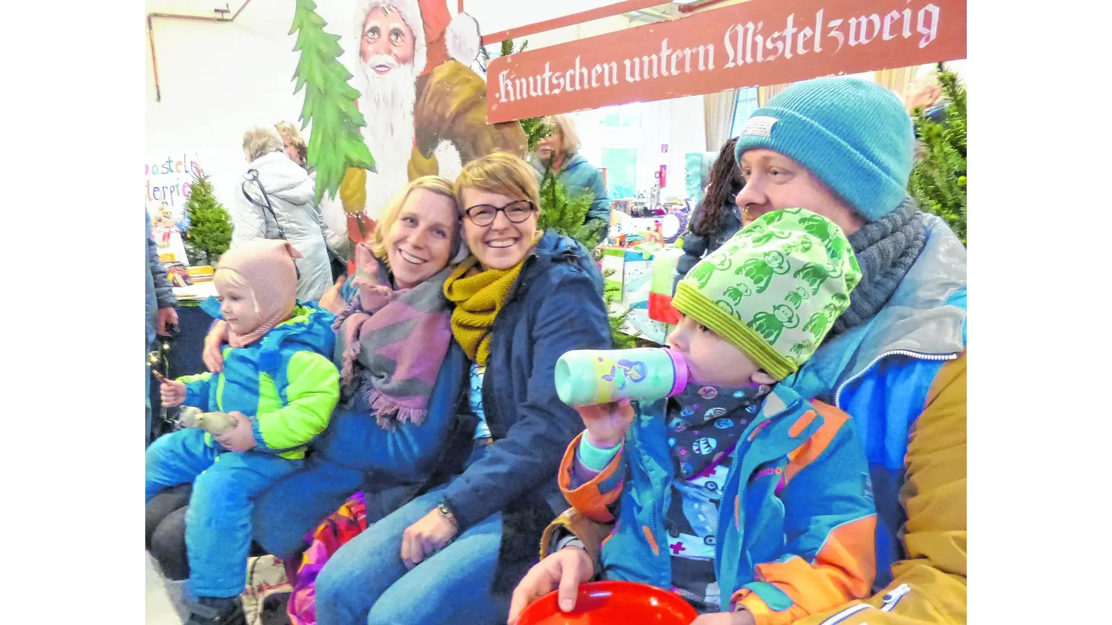 Ballons tanzen über den Besuchern (Foto: al)