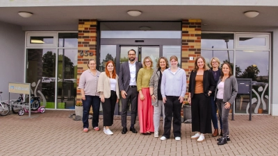 Freuen sich gemeinsam über den Erfolg des Projekts: (v.li.) Frauke Lohmann, Melissa Aldag, Nikolai Kohl, Melanie Scholz, Kerstin Tack, Jule Muschiol, Annika Friedrichs, Cathrin Strüver sowie Hella Cordes. <br> (Foto: privat)