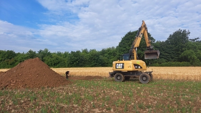 Grobes Werkzeug für feine Funde: Bagger sorgt dafür, das 200 archäologische Fundstücke geborgen werden konnten. (Foto: Daniel Lau, Kommunalarchäologie Schaumburger Landschaft)