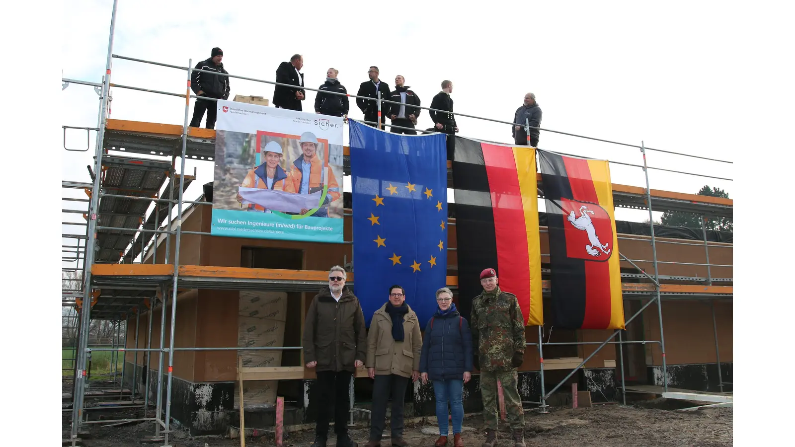 Michael Brassel vom Staatlichen Baumanagement Weser-Leine, Bürgermeister Axel Wohlgemuth, Ortsvorsteherin Stefanie Winkelhake und Oberst Thomas Nikolai feiern mit den Handwerkern das Richtfest des neuen Betreuungsgebäudes. (Foto: Borchers, Bastian)