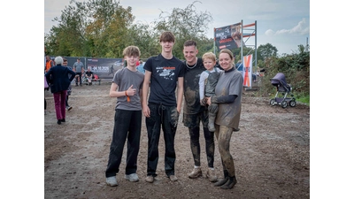 Christoph Schulz (2.v.r.) und Rike Schmidt (re.) und die Kinder Finjas (v.l.), Jonas und Mattheo hatten großen Spaß im Matsch. (Foto: wk)