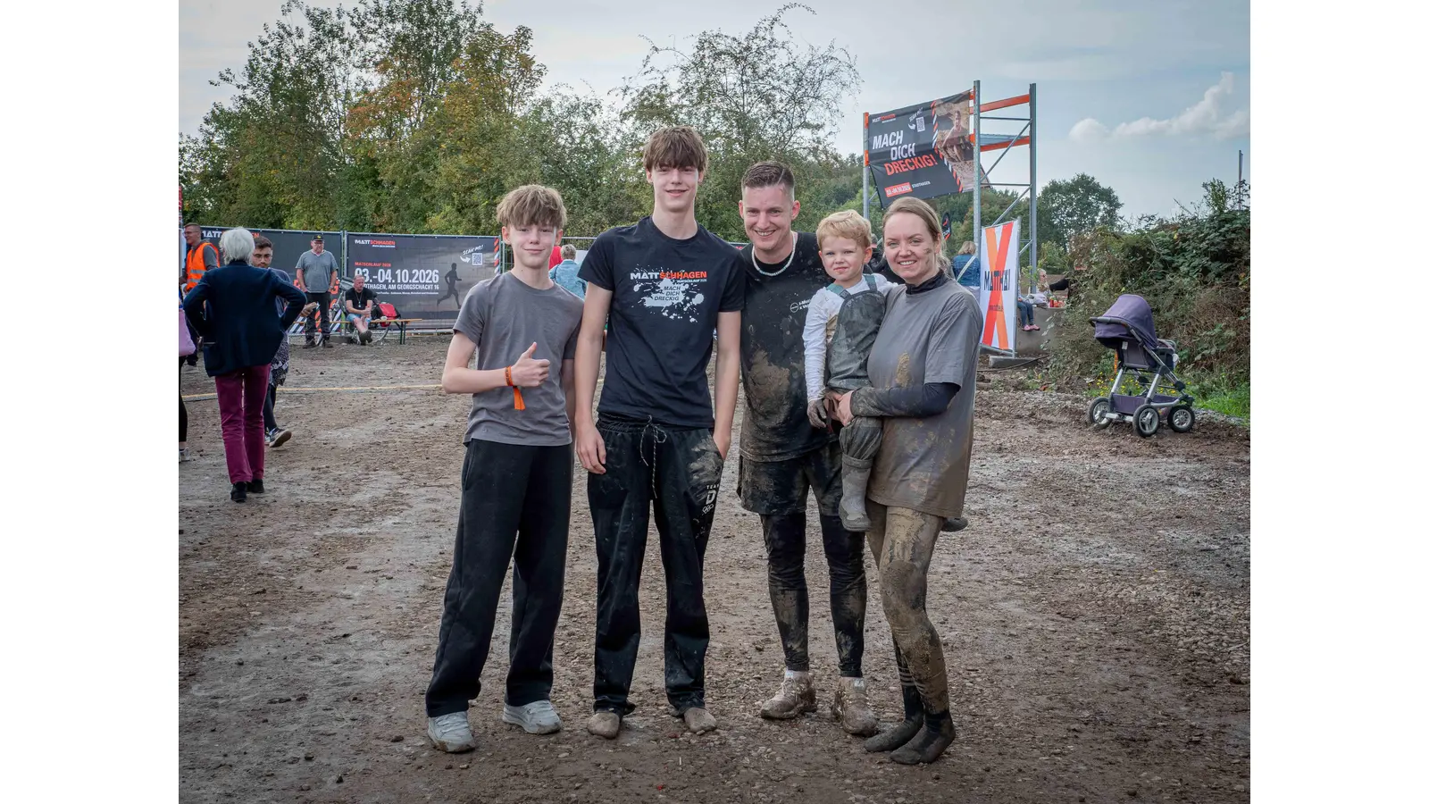 Christoph Schulz (2.v.r.) und Rike Schmidt (re.) und die Kinder Finjas (v.l.), Jonas und Mattheo hatten großen Spaß im Matsch. (Foto: wk)