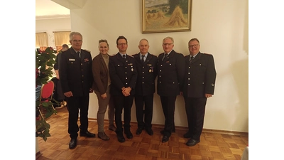Zusammen mit Bürgermeisterin Dörte Worm-Kressin feierte die Feuerwehr die Fusion. (Foto: privat)