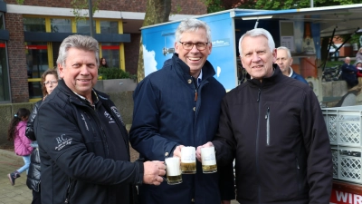 Beim Anstoßen im letzten Jahr (v.li.): Uwe Heidorn, Bürgermeister Carsten Piellusch und Bernd Heidorn. (Foto: gi)