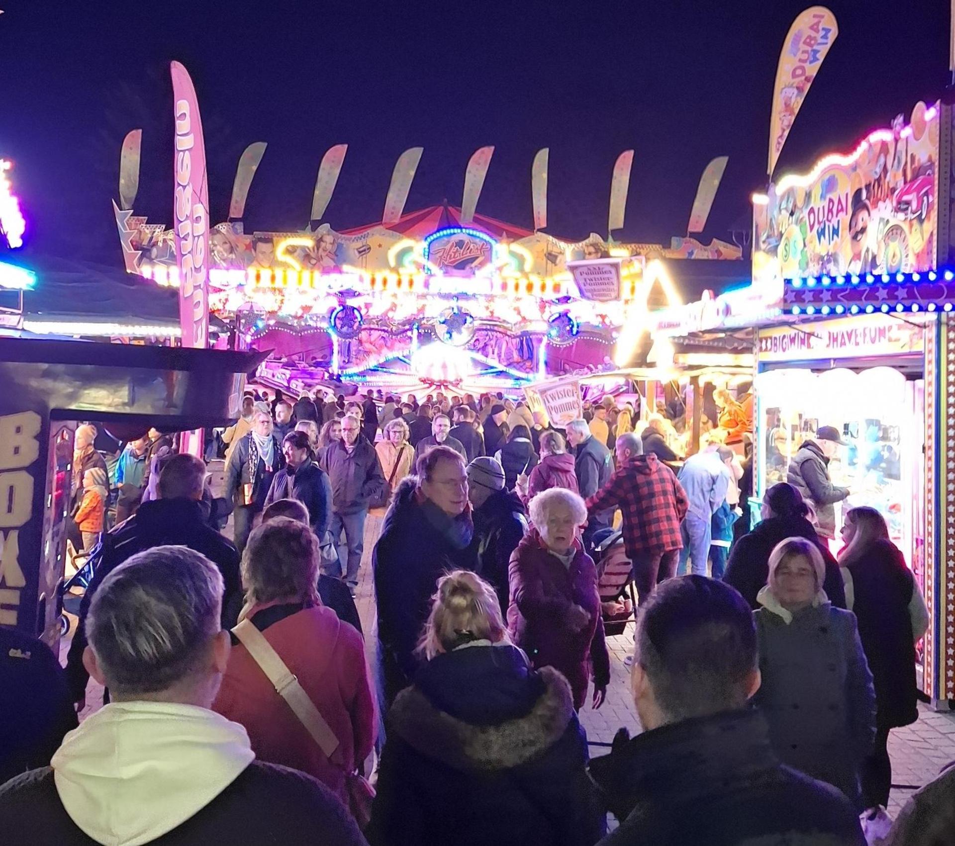 Rund um die Berg- und Talbahn war es am Abend ebenfalls gut gefüllt. (Foto: ds)