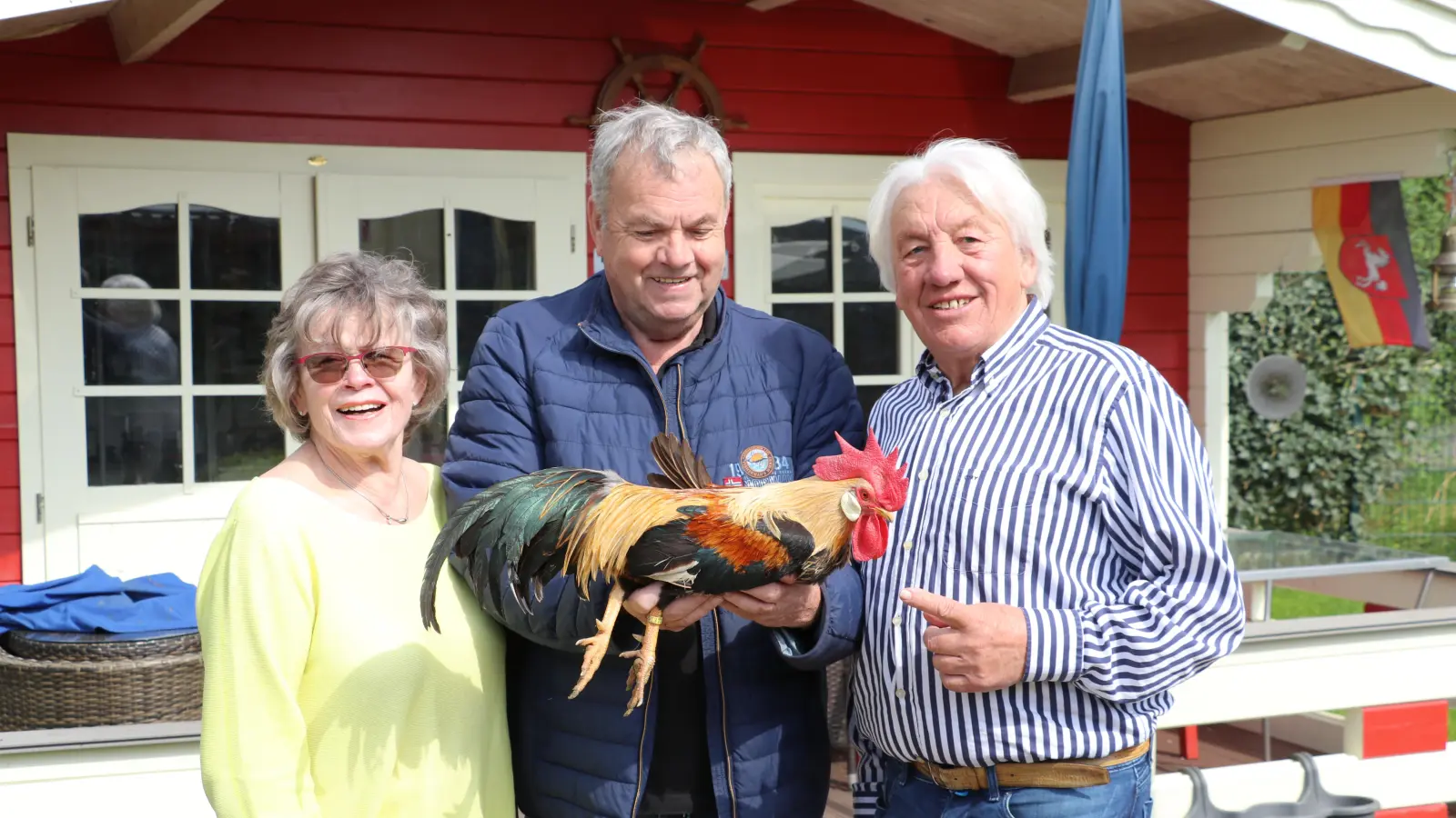 Friedhelm Kappe mit Manfred Schmidt und seiner Frau Anni (v.r.).  (Foto: gi)