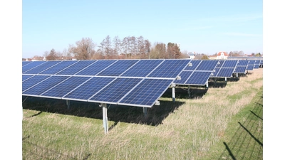 Freiflächen-Photovoltaikanlagen fallen im Landkreis zumeist in die Planungshoheit der Gemeinden, entlang der Autobahn und der Bahnlinie sind diese jedoch privilegiert. (Foto: archiv bb)
