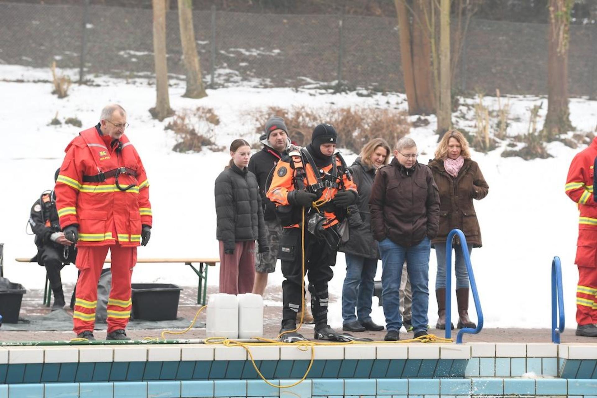 Eisschwimmer erobern das Sonnenbrinkbad. (Foto: nd)
