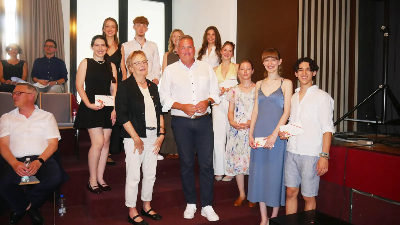 Die Schülerinnen und Schüler mit den besten Abiturnoten empfangen Glückwünsche von Rat und Verwaltung durch Marlies Matthias und Mike Schmidt. (Foto: gk)