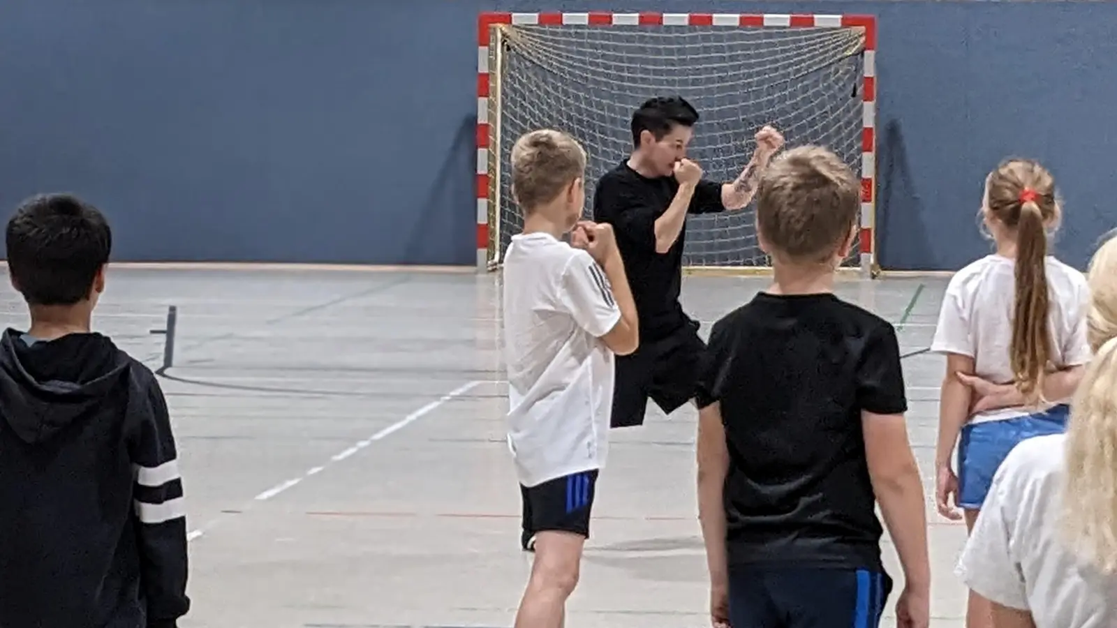 Übungen zur Selbstverteidigung als Bestandteil des Projekts (Foto: privat)