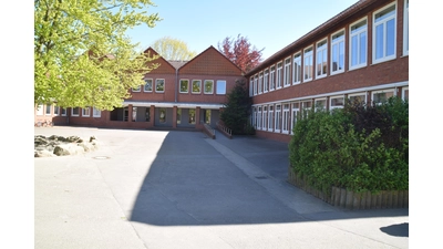 Die Wilhelm-Busch-Grundschule. Blick auf den Schulhof. (Foto: ab)