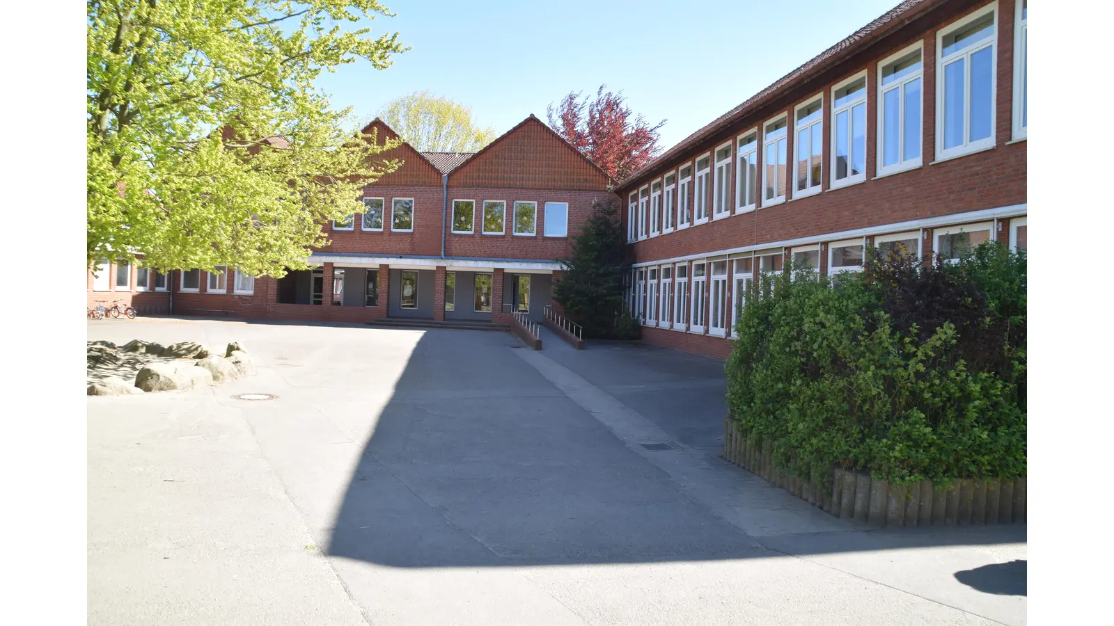 Die Wilhelm-Busch-Grundschule. Blick auf den Schulhof. (Foto: ab)