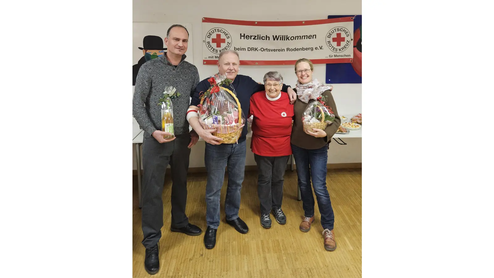 Doris Angerstein (3. v. li.) überreicht Präsente an die Spender Andreas Thienel (li., 60.Spende), Martin Meier (2. v. li. 160. Spende) und Stefanie Baberski (50.Spende). 