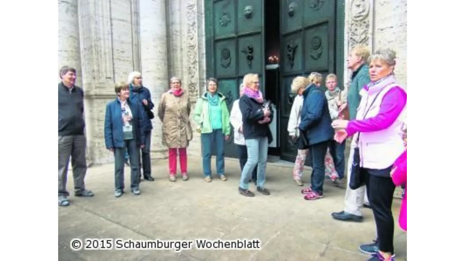 Landfrauen besichtigen Mausoleum (Foto: em)