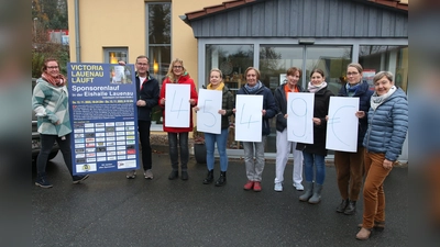 Die Vertreter des SV Victoria Lauenau übergeben die beim Sponsorenlauf erwirtschaftete Spende an das Hospiz-Team Bad Münder.  (Foto: Borchers, Bastian)