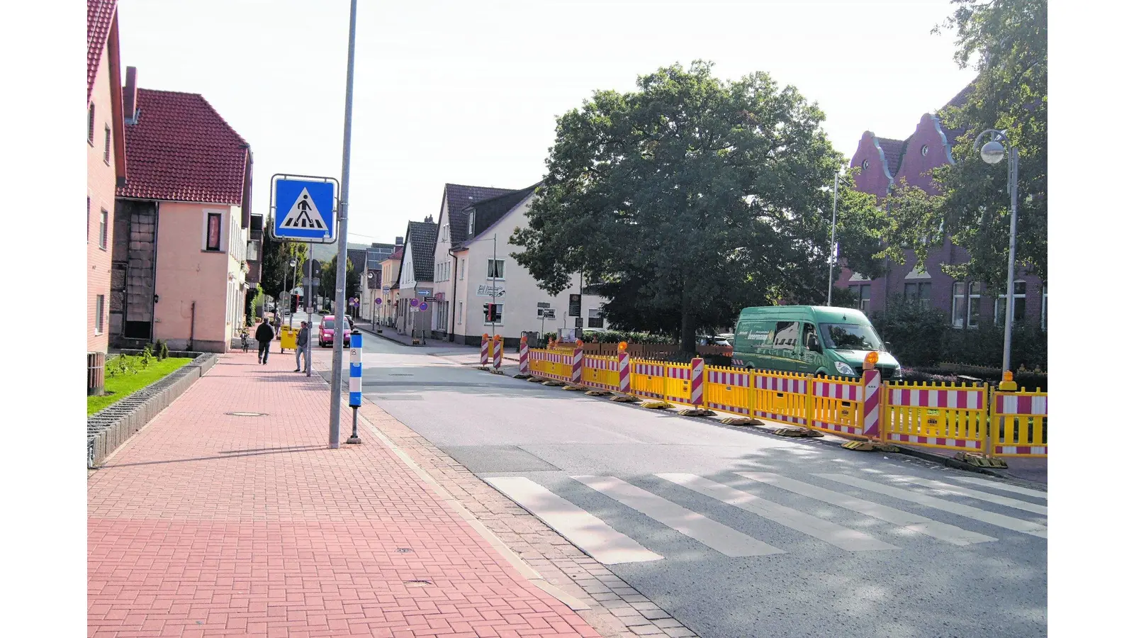 Halteverbot und ein fehlender Zebrastreifen (Foto: tr)