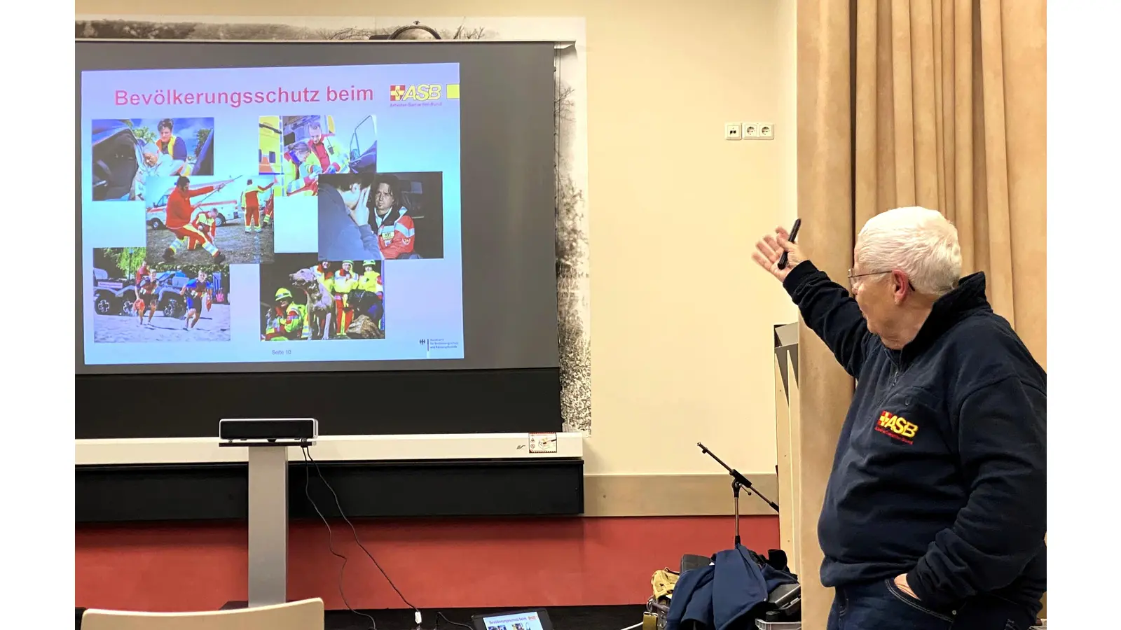 Hildegard von Thadden gibt für den ASB einen Kurs zur Vorbereitung auf Krisen und Notfälle. (Foto: Frank Hermann/ASB)