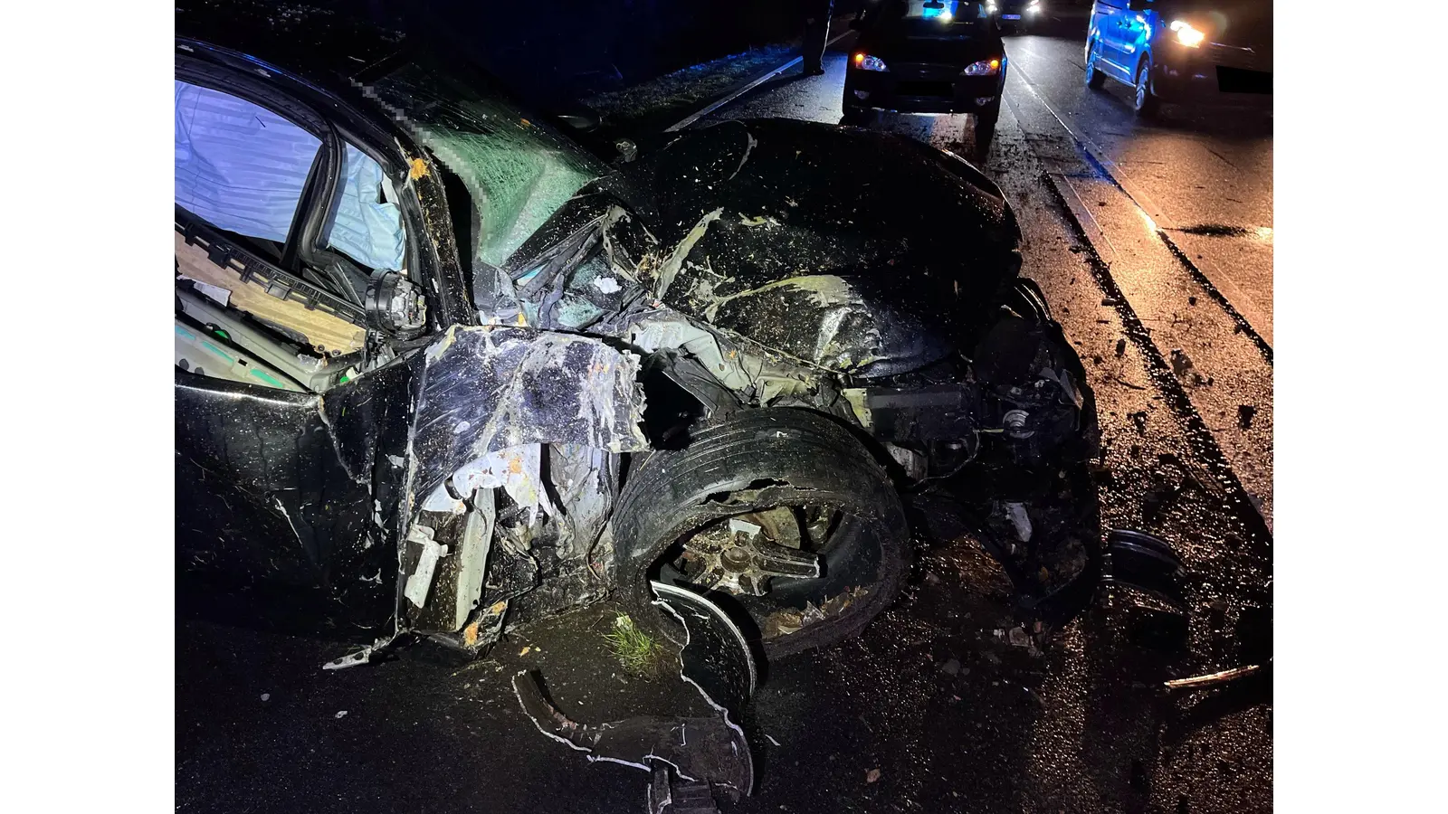 Der BMW wurde bei dem Unfall stark beschädigt. (Foto: Polizei Minden-Lübbecke)