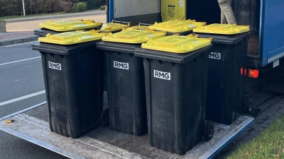 Im November verteilte ein Subunternehmer die neuen Tonnen in Obernkirchen. Container für Mehrfamilienhäuser und Unternehmen waren da aber nicht dabei.  (Foto: nd)