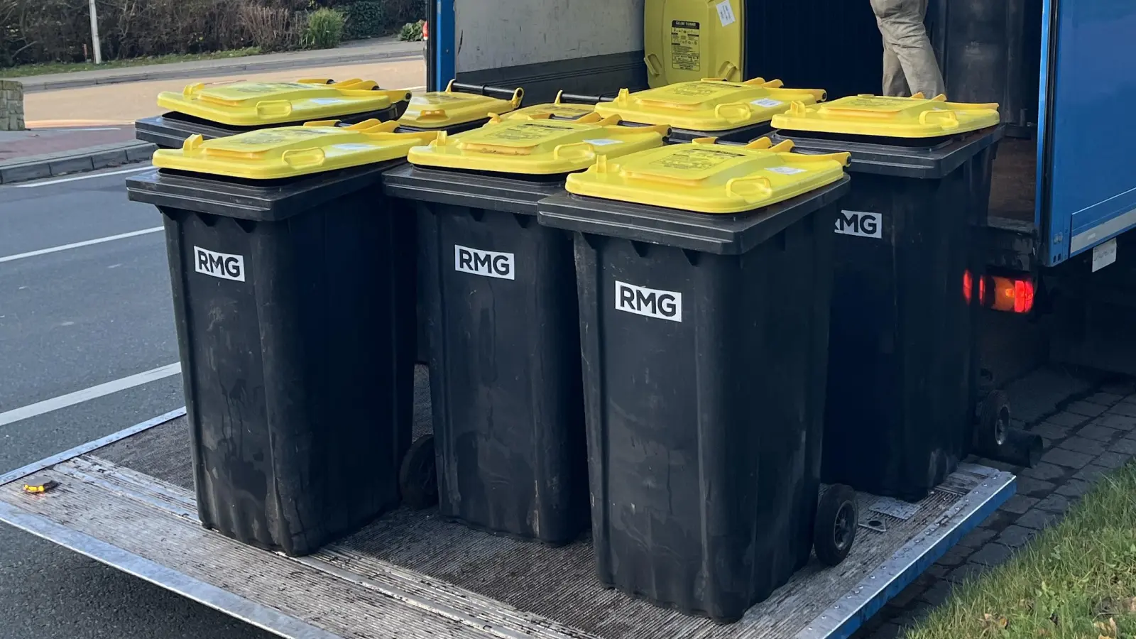 Im November verteilte ein Subunternehmer die neuen Tonnen in Obernkirchen. Container für Mehrfamilienhäuser und Unternehmen waren da aber nicht dabei.  (Foto: nd)