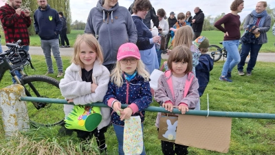 Sina Leganke (v.li.), Ida Müller und Emma Kunze warten auf den Start der Ostereisuche beim MTV Messenkamp. (Foto: privat)