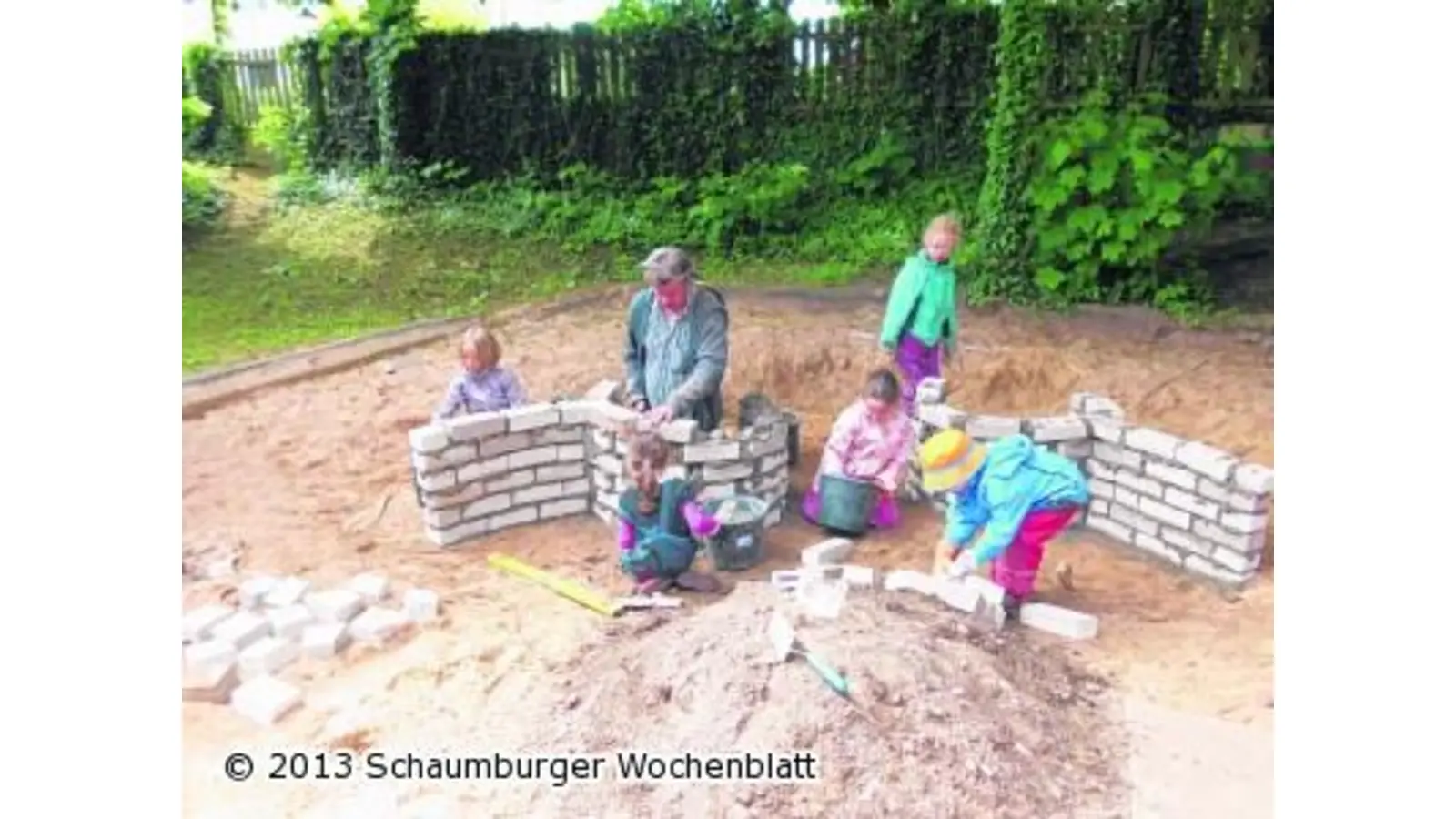 Junge Baumeister errichten Ritterburg (Foto: bb)