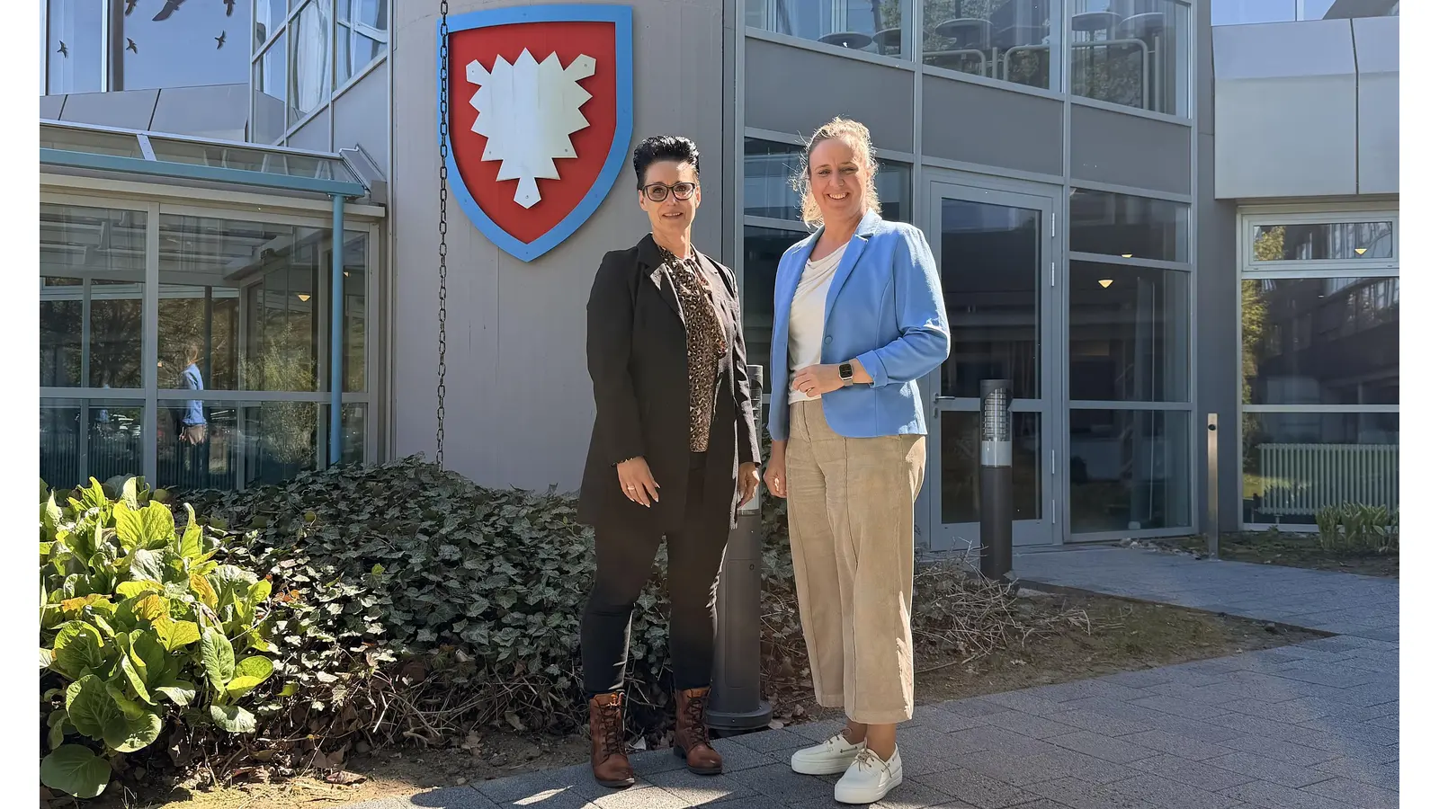 Sylvia Brassat und Annika Friedrichs vom Landkreis Schaumburg und Jobcenter Schaumburg stellen klar: „Die allermeisten unserer Klienten arbeiten schon jetzt gut mit und nur ein sehr kleiner Teil bereitet uns Schwierigkeiten!“ (Foto: ste)