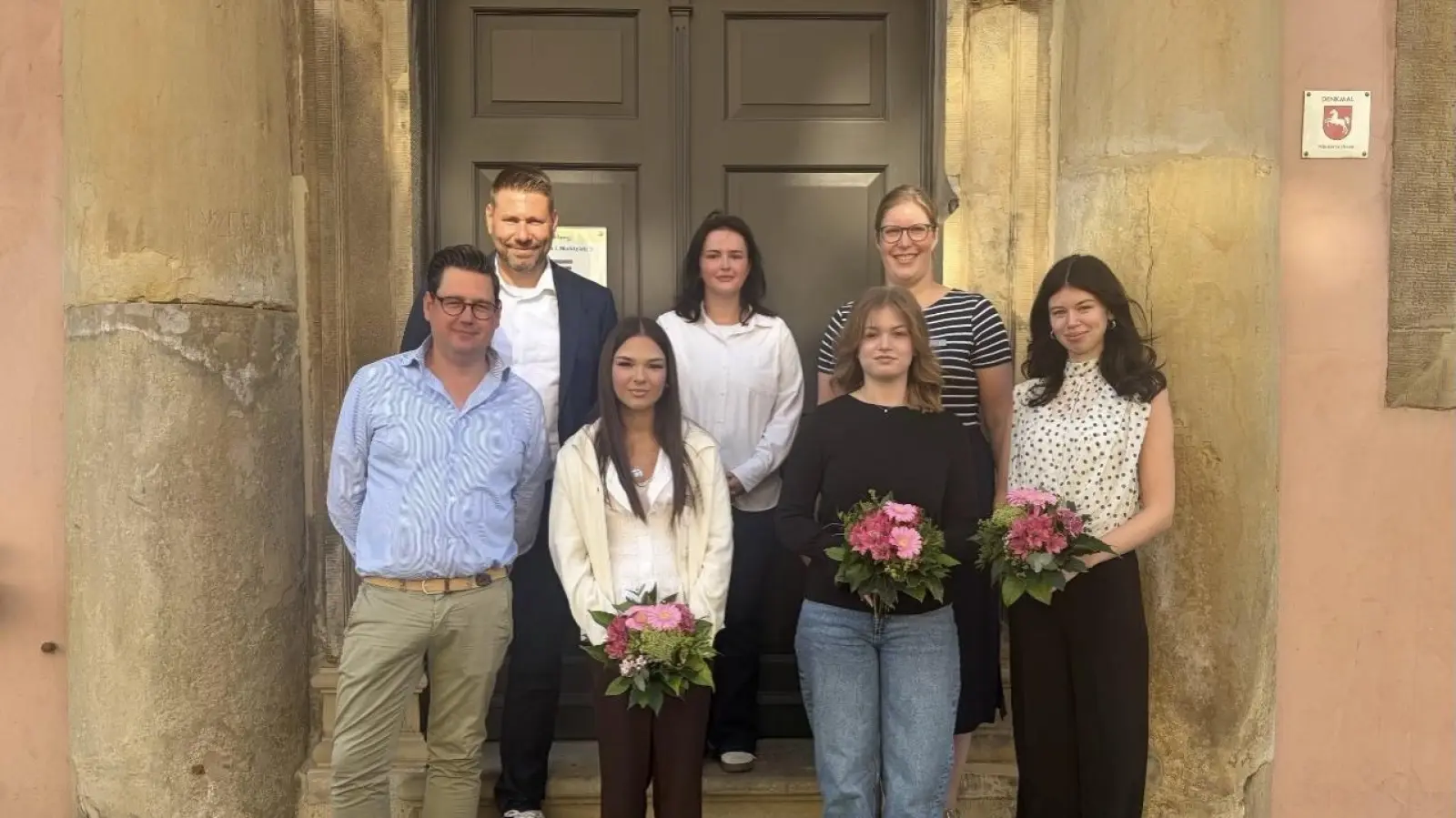 Bürgermeister Axel Wohlgemuth, Auszubildende Joana Tsanos, Hannah Mücke, Carolina Knoche, Fachgebietsleiter Zentrale Dienste Thorsten Roth, Auszubildende im 2. Lehrjahr Soe Nolting, stv. Fachgebietsleiterin Zentrale Dienste Laura Oloth. (Foto: privat)