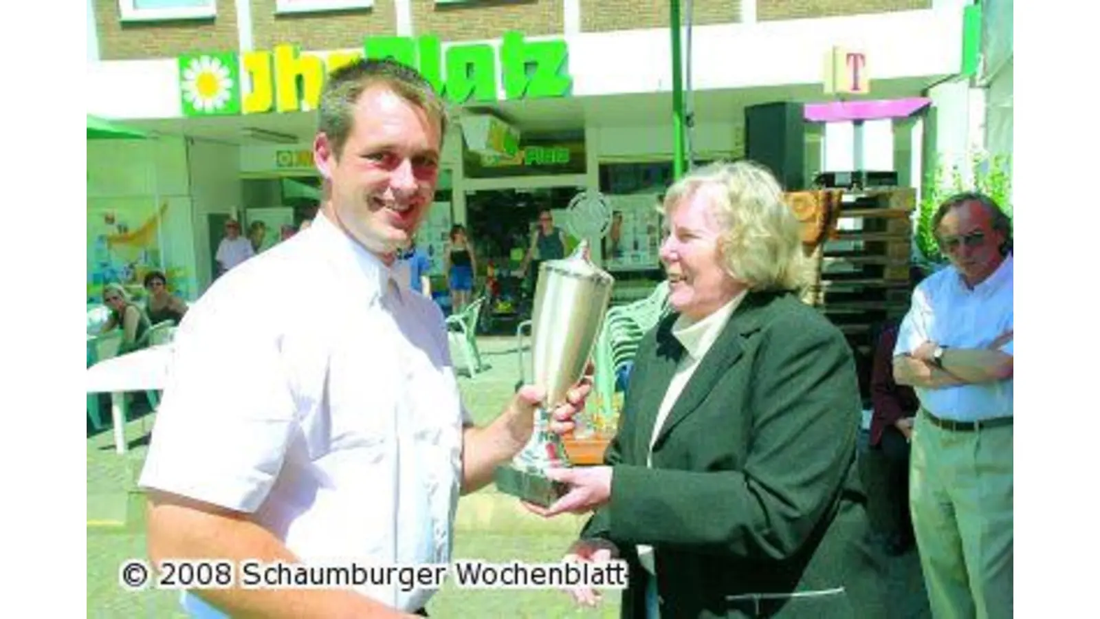 Preul-Pokal für das Rott Röcke Hoch (Foto: red)