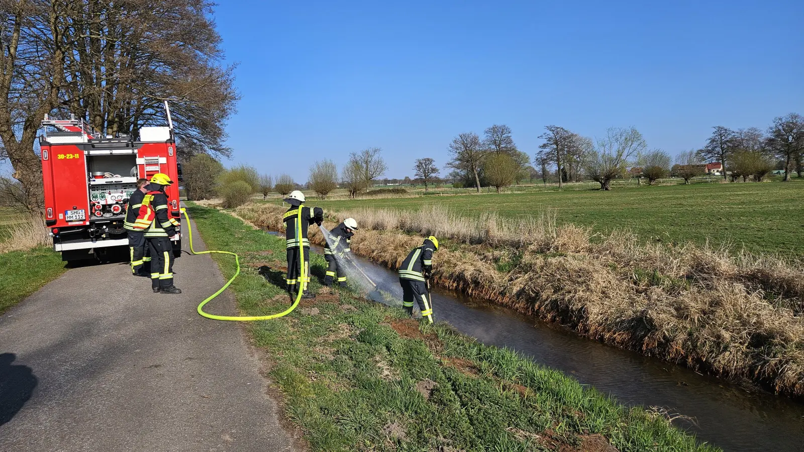 Vor Ort: Die Einsatzkräfte beim Löschen des Brandes. (Foto: Feuerwehr)