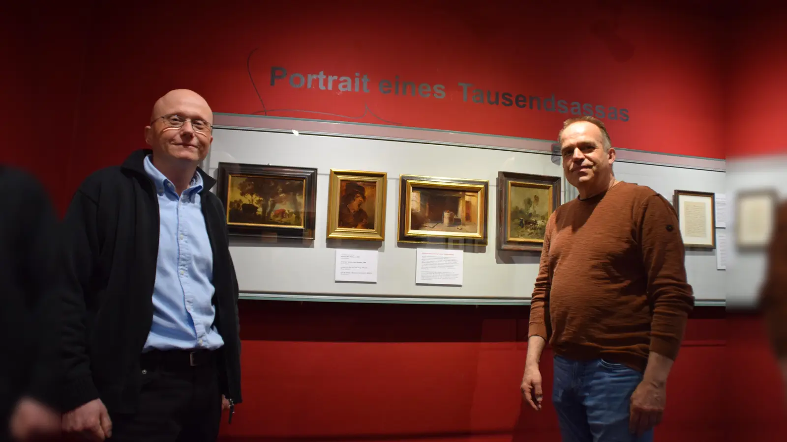 Museumsleiter Tobias Deterding (li.) und Arne Brunken präsentieren die Ausstellung. Nicht im Bild: Mitarbeiterin Friederike Röpke. (Foto: ab)