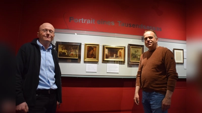 Museumsleiter Tobias Deterding (li.) und Arne Brunken präsentieren die Ausstellung. Nicht im Bild: Mitarbeiterin Friederike Röpke. (Foto: ab)
