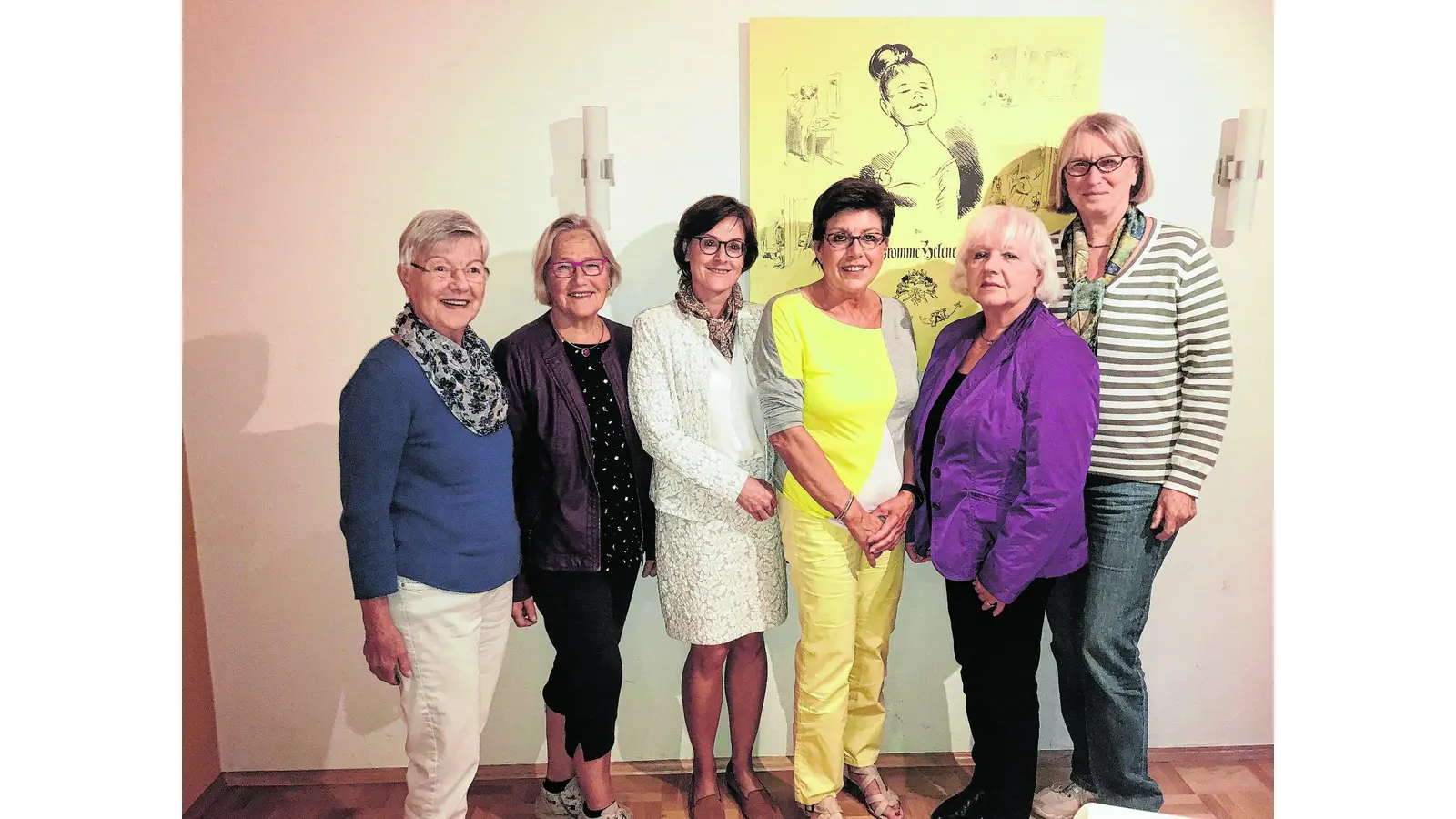 (v.li.) Margarete Harmening, Ursel Schweer (beide ehem. Vorst. Mitglieder), Christine Gade, Marita Gericke, Dagmar Deus und Elisabeth Quade (auch ehem. Vorst. Mitglied) Lebenswerteres StadthagenFrauen wollen ins Gespräch kommen STADTHAGEN (jb). Der neue Vorstand der Frauenunion im CDU Stadtverband Stadthagen startet mit Schwung und vielen Ideen. Erst kürzlich wurde Dagmar Deuss als 1. Vorsitzende durch Marita Gericke abgelöst. Ein herzliches Dankeschön gab es für Deuss für ihr jahrelanges Engagement.Mit den Bürgerinnen der Stadt wollen die Mitglieder der Union unter dem Motto &#39;Lebenswertes Stadthagen&#39; aktiv ins Gespräch kommen. In einem zwanglosen Austausch will man herausfinden, was die Stadthägerinnen an ihrer Stadt so lieben und wie man die Stadt gemeinsam noch ein bisschen lebenswerter machen könnte. Wer hier wohnt und arbeitet, weiß, wo es hakt und was man noch verbessern kann. Der neue Vorstand will regelmäßig zu einem abendlichen Treffen einladen, bei dem jede Frau, die Lust hat, sich zu einem besonderen Thema einzubringen, herzlich willkommen ist. Die Veranstaltungen sollen jeweils mit einem Impulsreferat einer Expertin/eines Fachmannes starten, das eine Frage aufgreift, die viele angeht und bestehende Angebote Dritter gezielt einbinden. Ziel ist, sich miteinander bekannt zu machen, sich auszutauschen, Ideen einzubringen und gemeinsam auf den Weg zu bringen   für ein noch lebens- und liebenswerteres Stadthagen. Willkommen sind alle, die Ideen haben und dabei sein mögen. Mitglied in der CDU oder in der Frauenunion braucht man dafür nicht zu sein. Foto: privat (Foto: jb)