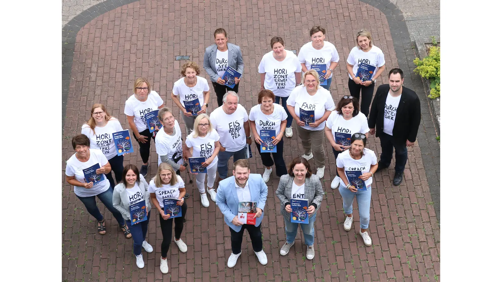 Das Team der VHS-Schaumburg präsentiert das neue Programmheft. (Foto: Borchers, Bastian)