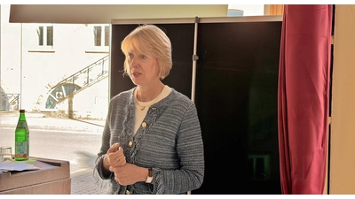 Die Erste Staatsanwältin Kathrin Söfker von der Staatsanwaltschaft Hannover ist zu Gast im Erzähl-Café des Heimatbundes und erläutert, wie eigentlich eine Staatsanwaltschaft funktioniert und welche Aufgaben sie hat. (Foto: ste)