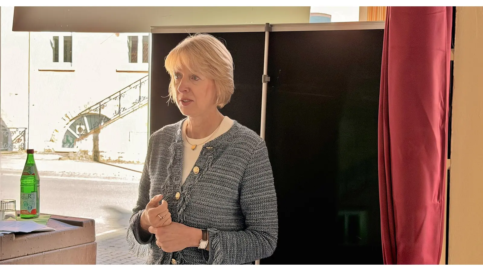 Die Erste Staatsanwältin Kathrin Söfker von der Staatsanwaltschaft Hannover ist zu Gast im Erzähl-Café des Heimatbundes und erläutert, wie eigentlich eine Staatsanwaltschaft funktioniert und welche Aufgaben sie hat. (Foto: ste)