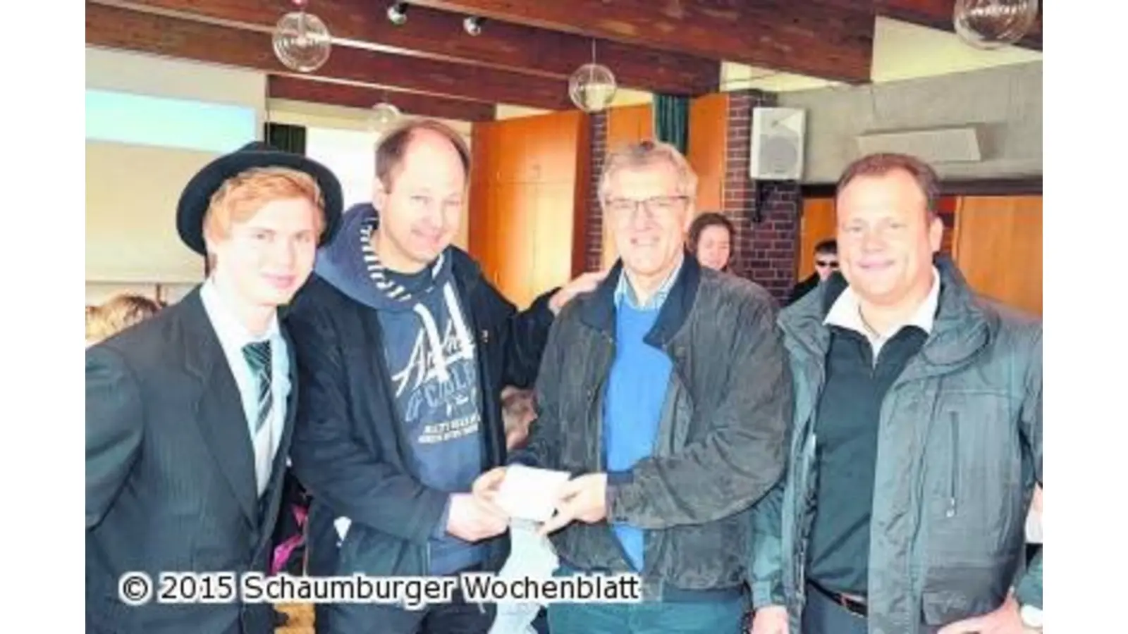 Geldspende für die Arbeit des jungen Diakons (Foto: bt)