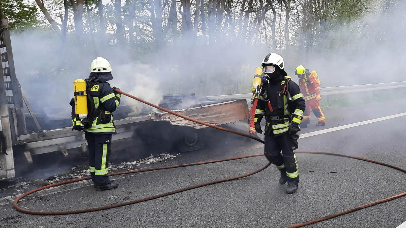 Der Autotransporter hatte Kunststoffmatten geladen. (Foto: privat)