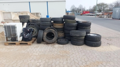 Unter anderem gefunden: Jede Menge Autoreifen und ein Kühlschrank. (Foto: privat)