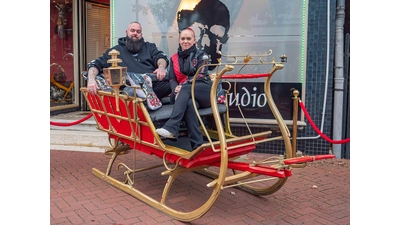 Auf diesem Schlitten wird der Nikolaus am 6. Dezember durch Lindhorst fahren, Mitorganisator Christoph Roehse und Melanie Roehse freuen sich auf viele Teilnehmer.  (Foto: wk)