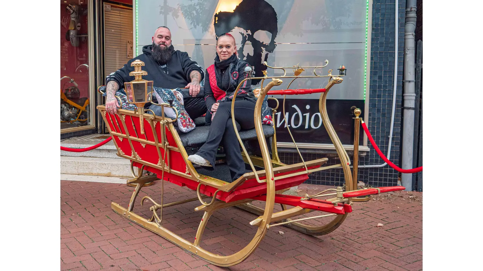 Auf diesem Schlitten wird der Nikolaus am 6. Dezember durch Lindhorst fahren, Mitorganisator Christoph Roehse und Melanie Roehse freuen sich auf viele Teilnehmer.  (Foto: wk)