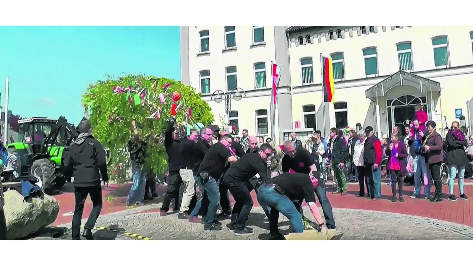 Rodenberg stellt den Maibaum auf (Foto: gr)