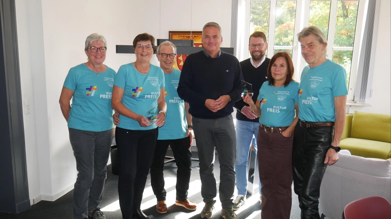 Mike Schmidt und Andre Lutz während der Ehrung im Rathaus, mit Marita Bargmann (v.li.), Gudrun Lojewsky, Peter Lojewsky, Petra Röhrbein-Preubisch (2.v.re.) und Helmut Preubisch von der Theaterkiste. (Foto: gk)