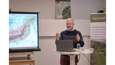 Dr. Stephan Walter, Vorsitzender des Schaumburg-Lippischen Heimatvereins, informiert über die Geschichte des Bückebergs.  (Foto: privat)