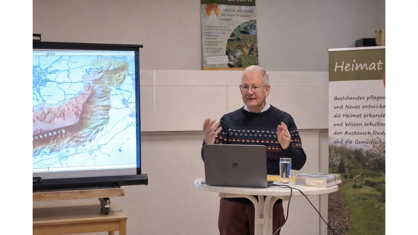 Dr. Stephan Walter, Vorsitzender des Schaumburg-Lippischen Heimatvereins, informiert über die Geschichte des Bückebergs.  (Foto: privat)