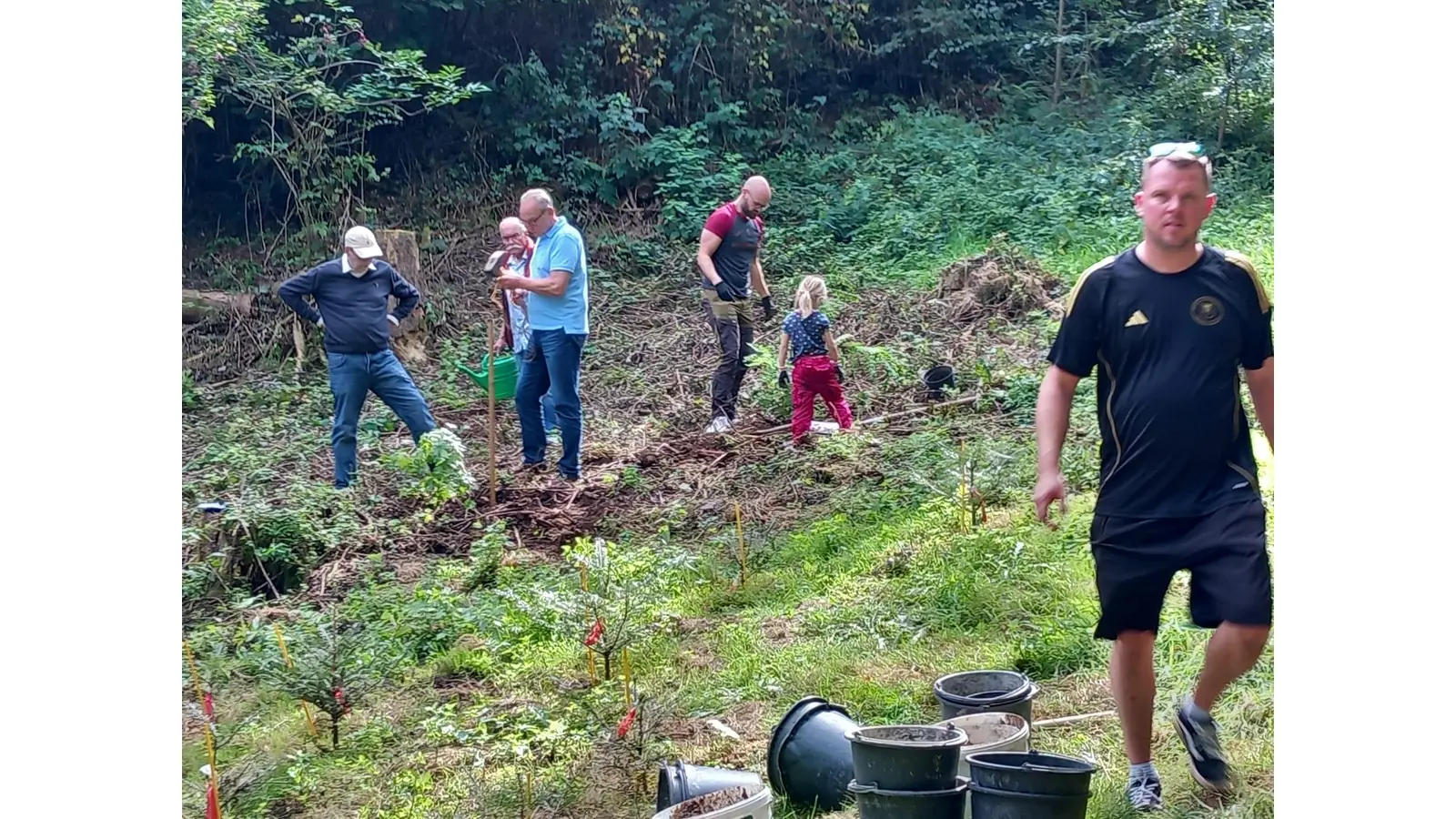 Bei der Begehung pflanzten Fremdenverkehrsverein und Cointräger eine Reihe von Bäumen. (Foto: privat)
