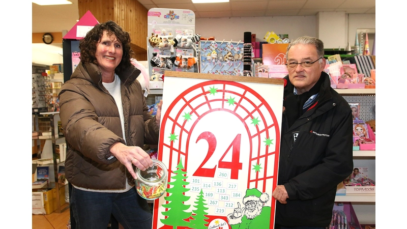 Anke Müller und Andreas Klauke vom Handel- und Gewerbeverein sind sich sicher, dass die Aktion Lindhorster Adventskalender wieder großen Anklang findet. (Foto: bb)