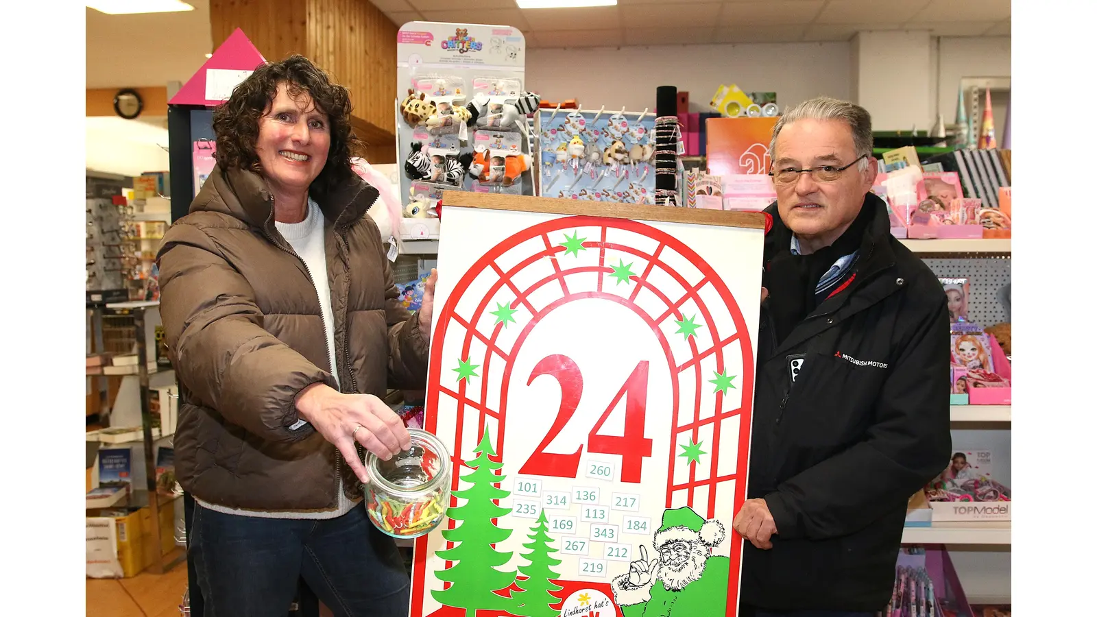 Anke Müller und Andreas Klauke vom Handel- und Gewerbeverein sind sich sicher, dass die Aktion Lindhorster Adventskalender wieder großen Anklang findet. (Foto: bb)