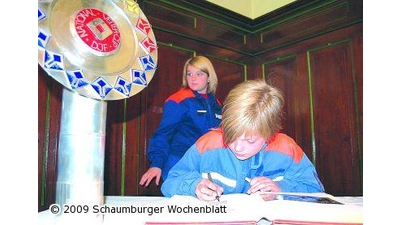 „Deutscher Meister” trägt sich ins Goldene Buch ein (Foto: ste)